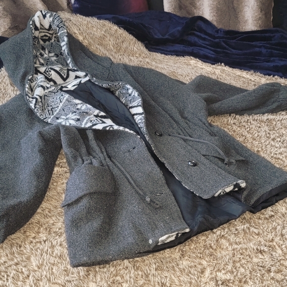 Sinched waist. Oversized hood. - Picture 1 of 14